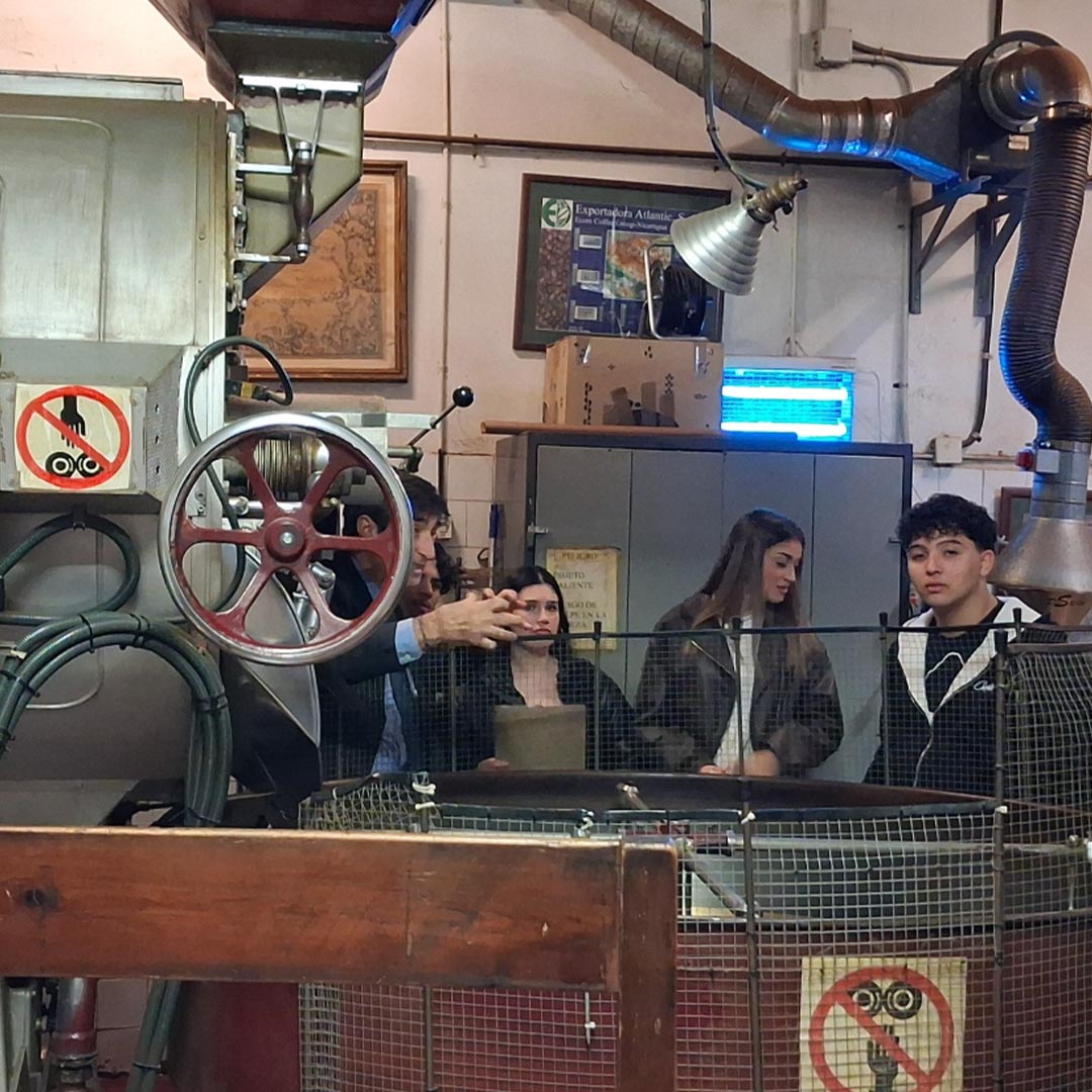 Visita d'estudiants mallorquins a Bracafé.