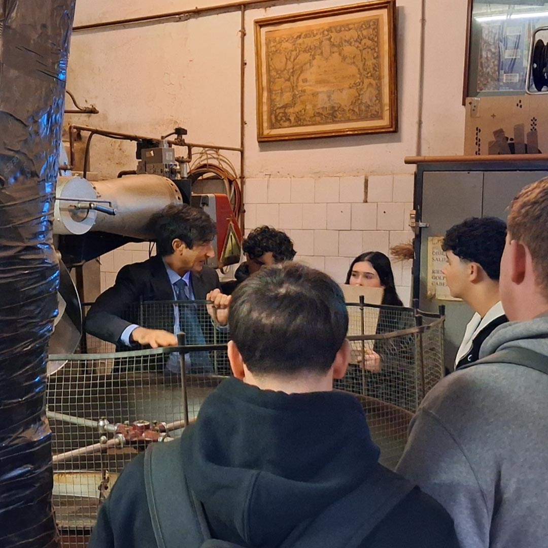 Visita d'estudiants mallorquins a Bracafé.